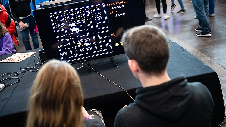 Zwei Personen beim Gaming