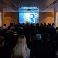 Zuschauer genießen das Anime Kino auf der Manga-Comic-Con.