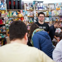 Besucher:innen am Bring & Buy Stand auf der Manga-Comic-Con 2024