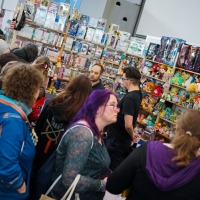 Besucher:innen am Bring & Buy Stand auf der Manga-Comic-Con 2024