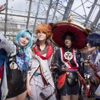 Gruppe von 4 Cosplayer:innen macht ein Selfie auf der Manga-Comic-Con 2024