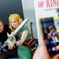 Sven Plate poses for a photo with a cosplayer at the Manga-Comic-Con 2024
