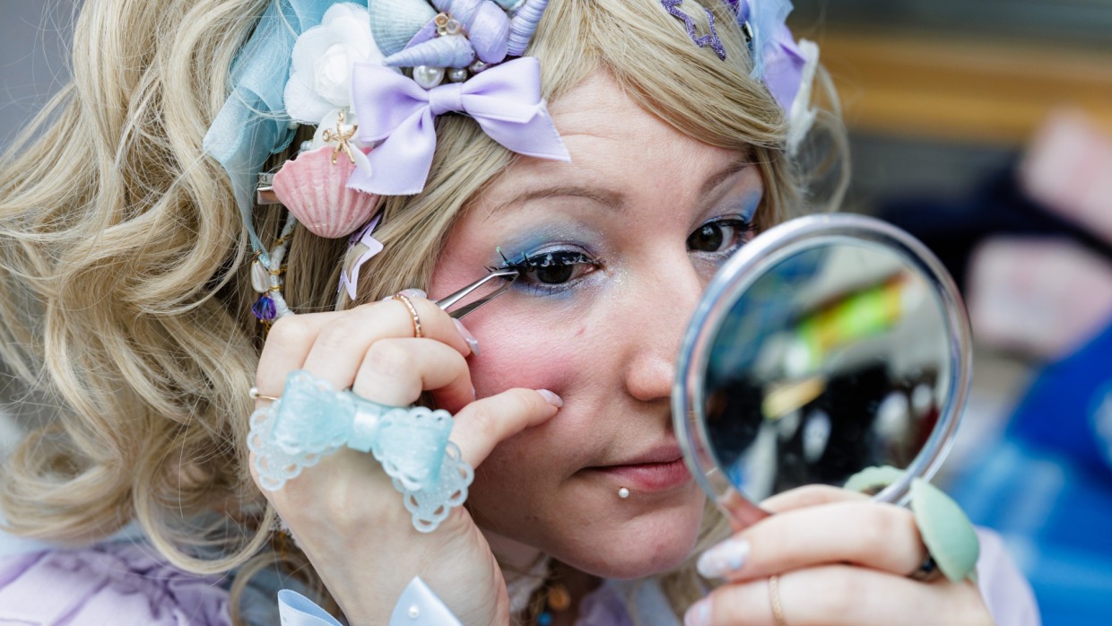 Cosplayer applying makeup at the Manga Comic Con 2024.
