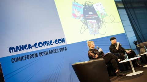 2 Personen auf der Bühne des Comicforum Schwarzes Sofa auf der Manga-Comic-Con 2025