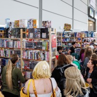 Besucher:innen am Bring & Buy Stand auf der Manga-Comic-Con 2025