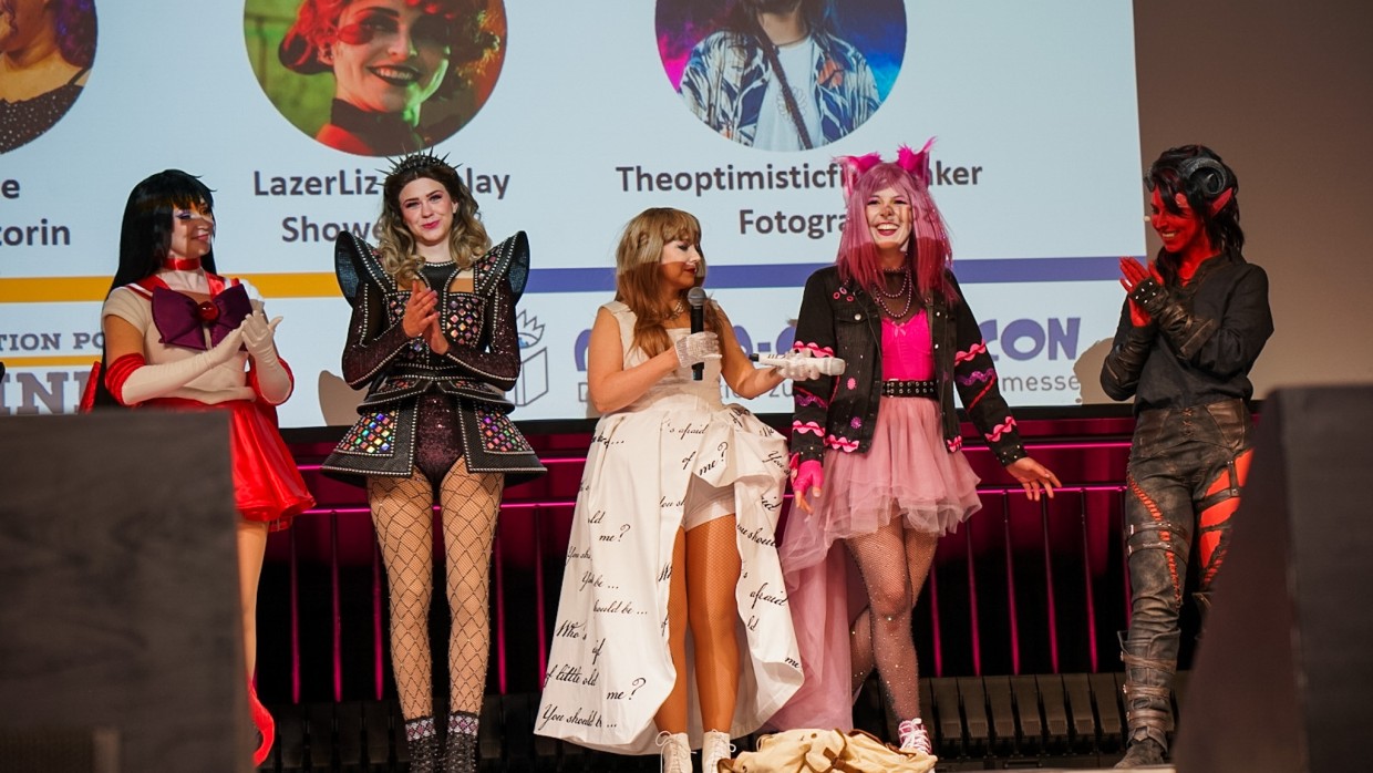 Die 5 Jurymitglieder der Cosplay Meisterschaft Deutschland 2025 auf der Großen Bühne der Manga Comic Con