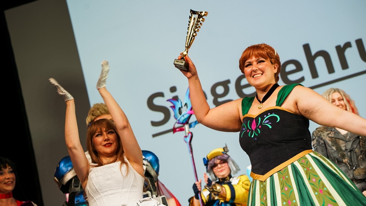 Siegerehrung von Platz 3 der Cosplay Meisterschaft Deutschland 2025 für die Darstellung von Anna aus Frozen auf der Großen Bühne der Manga Comic Con