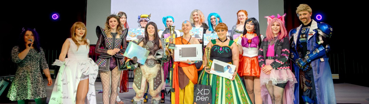 Gruppenfoto mit allen Teilnehmer:innen und Jury der Cosplay Meisterschaft Deutschland 2025 auf der Großen Bühne der Manga Comic Con