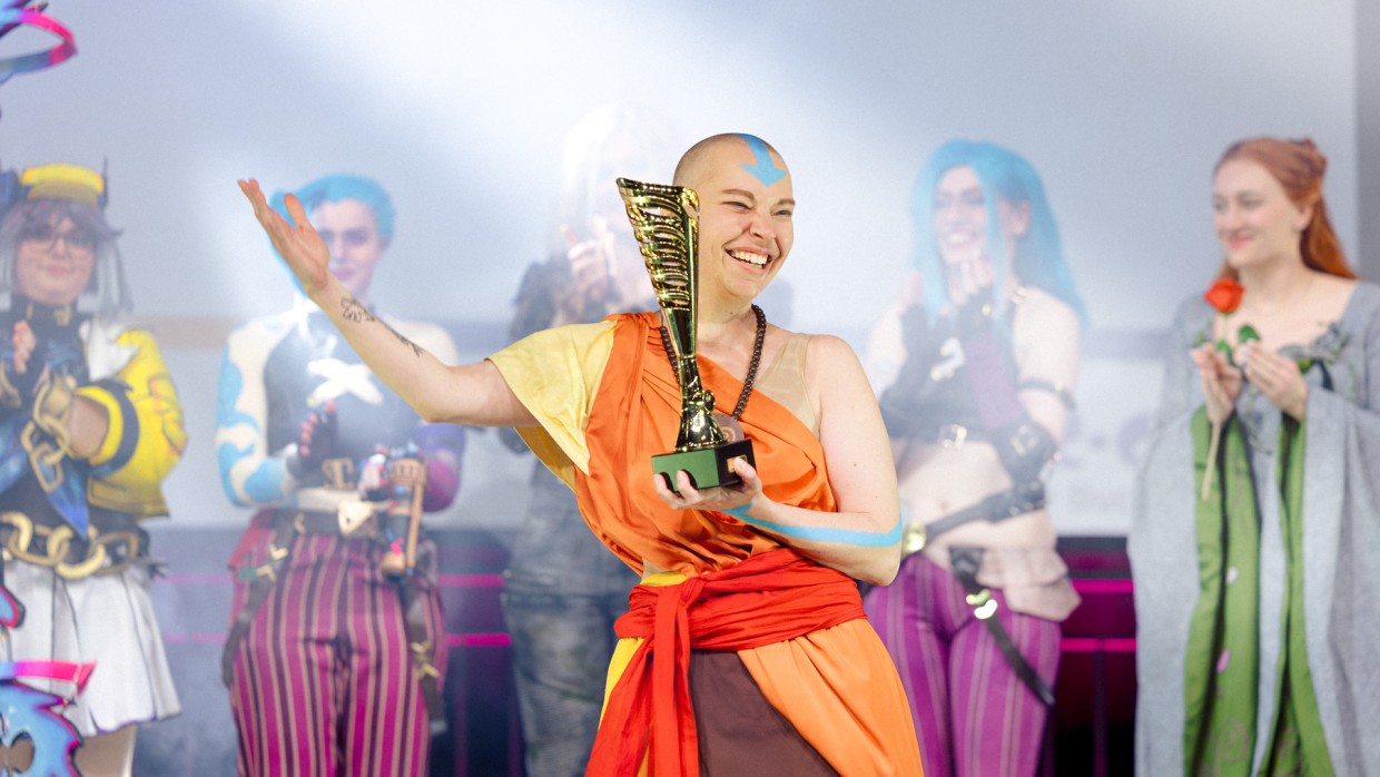 Siegerehrung von Platz 1 der Cosplay Meisterschaft Deutschland 2025 für die Darstellung von Aang aus Avatar auf der Großen Bühne der Manga Comic Con