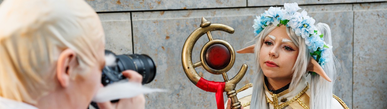 Cosplayer:in fotografiert Cosplayer:in auf der Manga Comic Con 2025