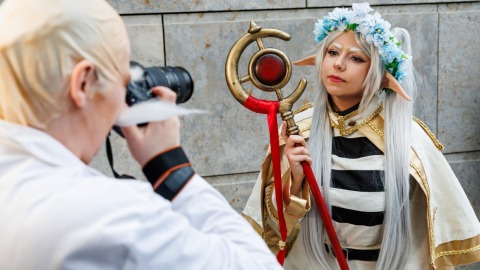 Cosplayer:in fotografiert Cosplayer:in auf der Manga Comic Con 2025