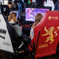 2 Kinder spielen an Computern im Gamesroom der Manga-Comic-Con 2025, im Vordergrund sind Gamingchairs von Secret Lab zu sehen