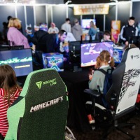 mehrere Personen spielen an Computern im Gamesroom der Manga-Comic-Con 2025