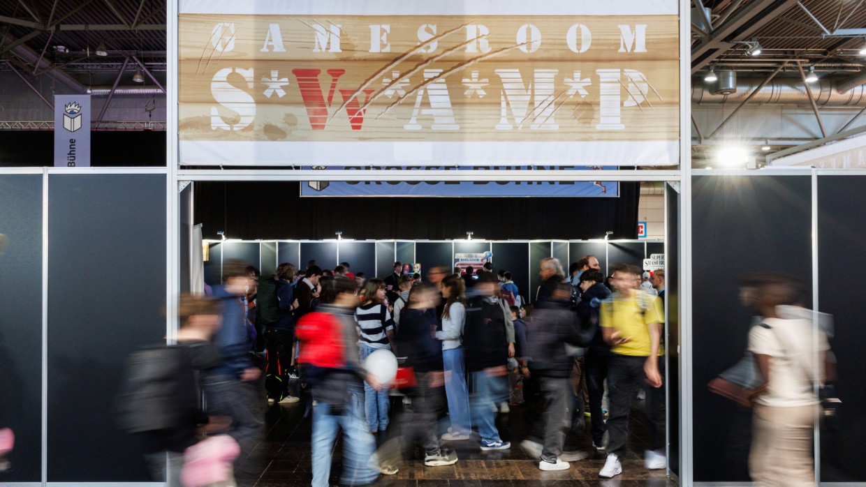 Eingang zum Gamesroom der Manga-Comic-Con 2025 mit zahlreichen Besucher:innen