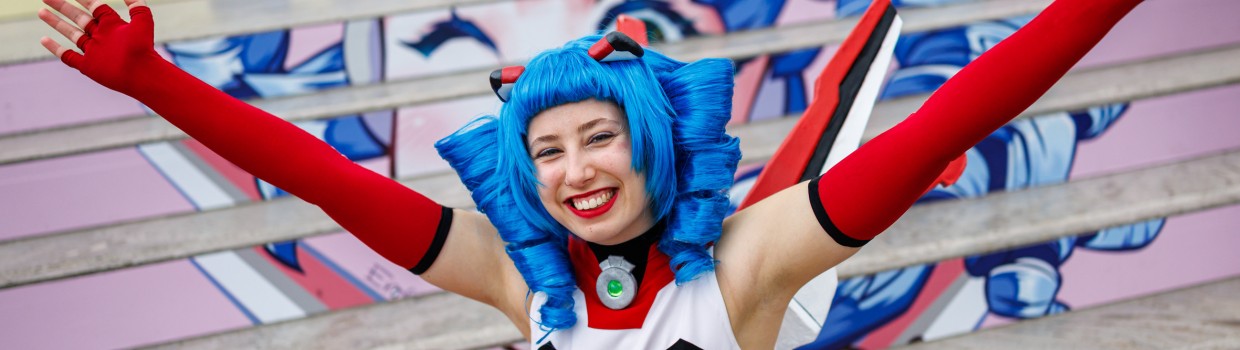 Das Maskottchen der Manga Comic Com 2025 Macoco grinst in die Kamera 