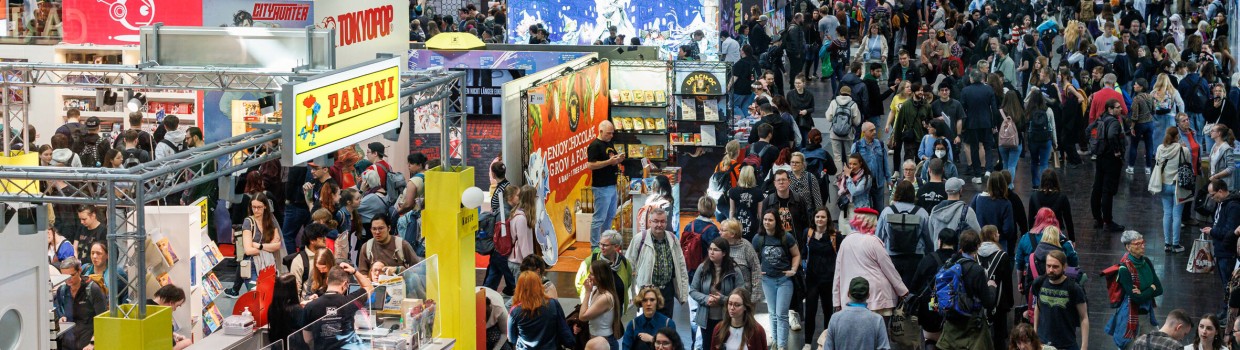 Impression of many visitors in the exhibition halls of Manga Comic Con 2025