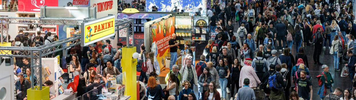 Impression von vielen Besucher:innen in den Messehallen der Manga Comic Con 2025