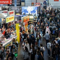 Impression of many visitors in the exhibition halls of Manga Comic Con 2025