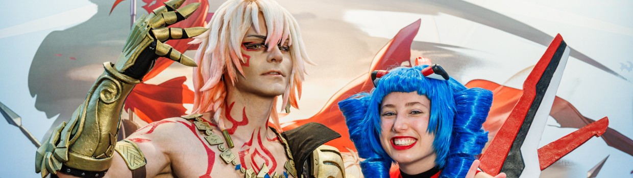 Cosplaystar Taryn und Macoco am Hoyoverse Stand auf der Manga Comic Con 2025