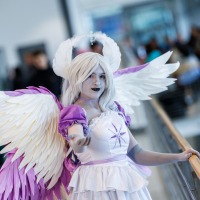 Cosplayer:in mit Flügeln auf der Manga Comic Con 2025