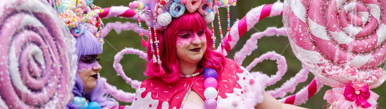 Cosplayer:innen in pinken Zuckerfarben auf der Manga Comic Con 2025