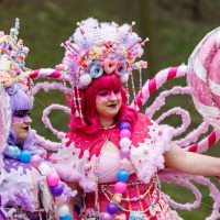 Cosplayer:innen in pinken Zuckerfarben auf der Manga Comic Con 2025