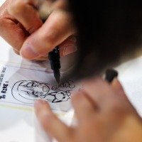 Zeichung einer Manga-Figur mit schwarzem Fineliner auf der Manga Comic Con 2025