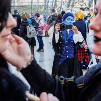 Cosplayer:in macht ein Foto von 2 anderen Cosplayer:innen auf der Manga Comic Con 2025