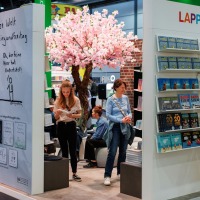 Messestand der Lappan-Verlagsgruppe auf der Manga Comic Con 2025 mit Comics, Büchern und Kirschblütenbaum