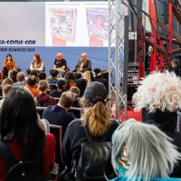 Bühnengespräch mit fünf Sprecher:innen auf der Manga Comic Con 2025 vor großem Publikum