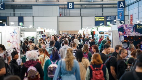 viele Besucher:innen in der New Artist Alley auf der Manga-Comic-Con 2025