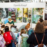 Künstlerstand mit Besucher:innen in der New Artist Alley auf der Manga-Comic-Con 2025