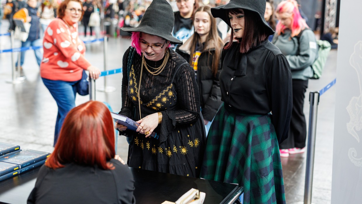Lange Schlange am Signierstand von Jenny Jinya auf der Manga-Comic-Con 2025