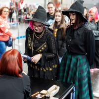 Lange Schlange am Signierstand von Jenny Jinya auf der Manga-Comic-Con 2025 Lange Schlange am Signierstand von Jenny Jinya auf der Manga-Comic-Con 2025