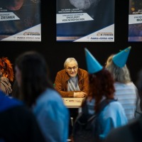 Lange Schlange am Signierstand von Engelbert von Nordhausen auf der Manga-Comic-Con 2025