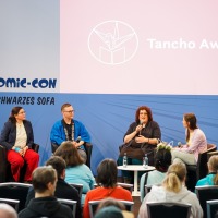 Tancho Award Ankündigung auf der Manga-Comic-Con 2025 in einem Panel mit 4 Teilnehmer:innen im Comicforum Schwarzes Sofa
