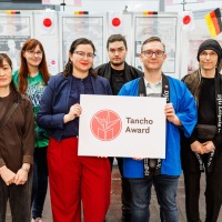 Gruppenfoto mit 6 Personen, die ein Schild mit dem Tancho Award Logo hochhalten auf der Manga-Comic-Con 2025