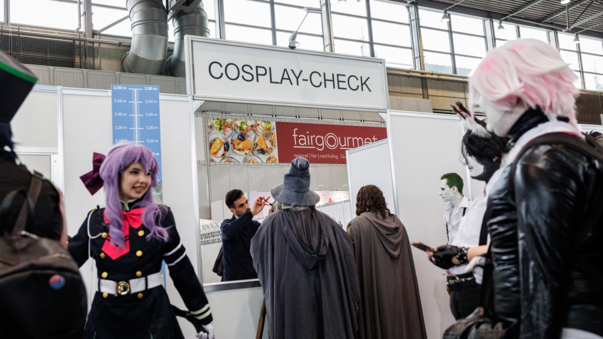 Cosplayer:innen stehen am Cosplay Check der Manga Comic Con 2026