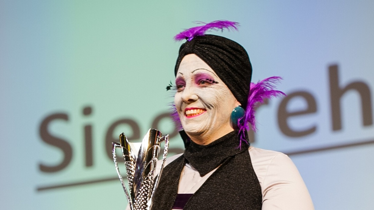 Siegerehrung von Platz 2 der Cosplay Meisterschaft Deutschland 2026 für die Darstellung von Yzma auf der Großen Bühne der Manga Comic Con