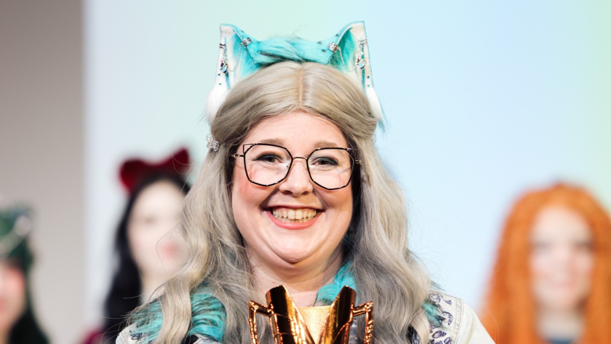 Siegerehrung von Platz 3 der Cosplay Meisterschaft Deutschland 2026 für die Darstellung von Grinsekatze auf der Großen Bühne der Manga Comic Con