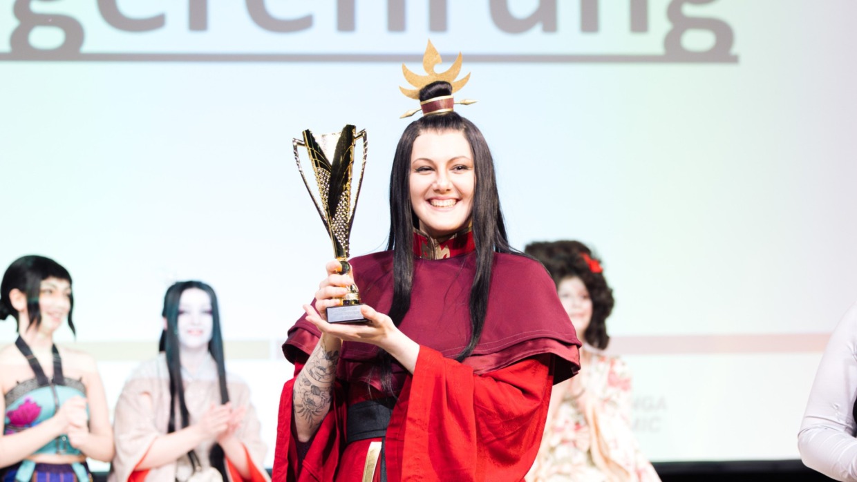 Siegerehrung von Platz 1 der Cosplay Meisterschaft Deutschland 2026 für die Darstellung von Azula Fire Lady auf der Großen Bühne der Manga Comic Con