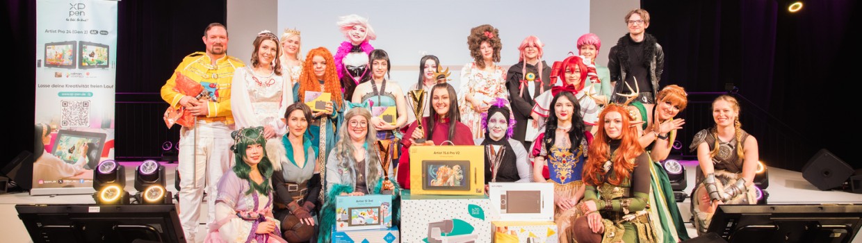 Gruppenfoto mit allen Teilnehmer:innen und Jury der Cosplay Meisterschaft Deutschland 2026 auf der Großen Bühne der Manga Comic Con