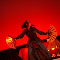 Bühnenperformance während des Leipzig Cosplay Wettbewerbs 2026 auf der Großen Bühne der Manga Comic Con