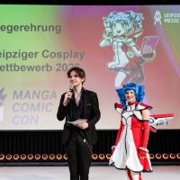 Macoco und Moderator Cosmo während des Leipzig Cosplay Wettbewerbs 2026 auf der Großen Bühne der Manga Comic Con