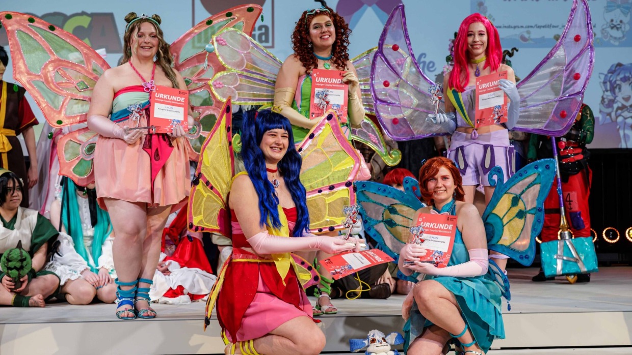 Siegerehrung von Platz 1 "Gruppe" des Leipzig Cosplay Wettbewerbs 2026 auf der Großen Bühne der Manga Comic Con