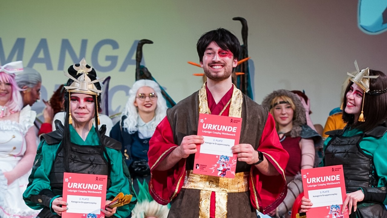 Siegerehrung von Platz 2 "Gruppe" des Leipzig Cosplay Wettbewerbs 2026 auf der Großen Bühne der Manga Comic Con
