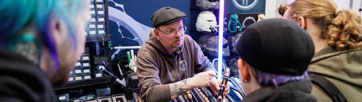 Aussteller zeigt Besuchern sein Produkt an seinem Messestand auf der Manga Comic Con 2026