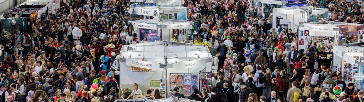 volle Messehalle mit vielen Ständen und Besucher:innen während der Manga Comic Con 2026