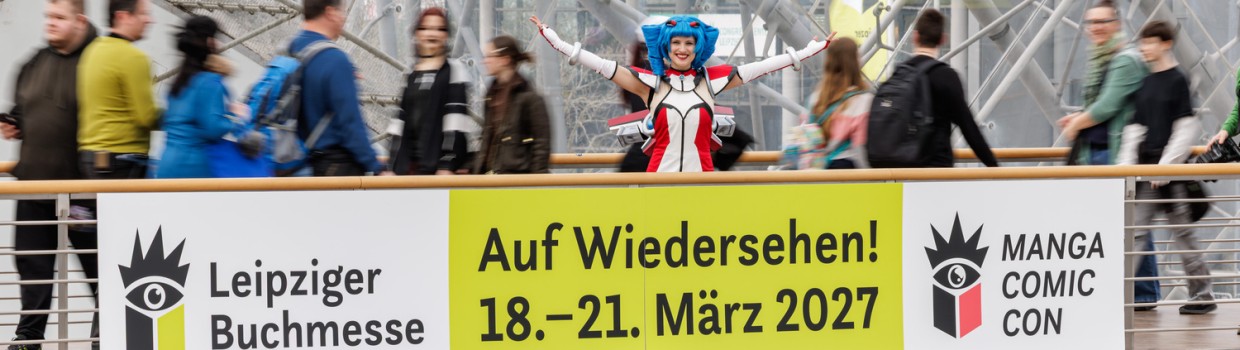 Macoco vor Banner "Auf Wiedersehen" auf der Manga Comic Con 2026