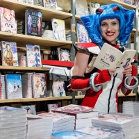 Macoco zwischen Manga Heften auf der Manga Comic Con 2026